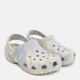 Дитячі крокси для дівчинки Crocs Classic Marbled Clog K 207464-1FS 32-33 Білі (1962652192474_1159809907) - зображення 2