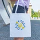Сумка шопер жіноча однотонна патріотична з українською символікою Тризуб 38х42 см біла - зображення 1