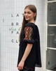 Традиційна жіноча вишиванка чорна шифонова з трояндами "Мелашка" рукав короткий 822-58 (3XL) - зображення 4