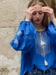 Жіноча вишиванка шифонова "Сабіна" з ніжною бежевою вишивкою на синьому шифоні 12068-58 (3XL) - зображення 4