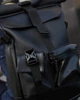 Стильный и практичный рюкзак роллтоп для ноутбука Rolltop для путешествий черного цвета из экокожи - изображение 2