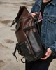 Стильный и практичный рюкзак роллтоп для ноутбука Rolltop для путешествий коричневого цвета из экокожи - изображение 8