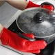 Термостойкая универсальная силиконовая перчатка прихватка 1 шт Hot Hands 138 г Красный - изображение 5