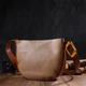Женская кожаная сумка через плечо кросс-боди Vintage из натуральной кожи с внутренней косметичкой бежевая полукруглая 70890 - изображение 9