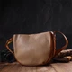 Женская кожаная сумка через плечо кросс-боди Vintage из натуральной кожи с внутренней косметичкой бежевая полукруглая 70890 - изображение 10