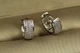 Сережки кільця Xuping Jewelry широкі з камінцями з боків бортики 1.3 см сріблясті - зображення 2
