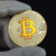 Позолоченная сувенирная монета Bitcoin Flame 2013 — коллекционный подарок для криптоэнтузиастов - изображение 1