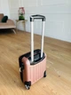 Пластиковый чемодан ручная кладь Lowcost лоукост для Wizz Air 40 x 30 x 20 розовое золото 520 - изображение 4