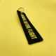 Брелок Remove Before Flight чорний з жовтими літерами - зображення 2