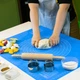 Комплект килимок силіконовий для розкачування тіста, випічки та заморожування напівфабрикатів 81х61 см і ніж пластиковий Блакитний - зображення 2
