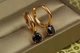 Сережки Xuping Jewelry кільце з чорним каменем 2.1 см золотисті - зображення 2