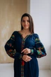 Жіноча вишита сукня MOTYV «Петриківка» темно-синя — лляна сукня-вишиванка гладдю з кишенями та поясом | Розмір XL - изображение 2