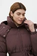 Длинный женский пуховик с поясом Finn Flare FWB11007-825 коричневый M - изображение 5