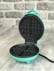 Электрическая мини вафельница DSP KC1176 550 Вт с антипригарным покрытием бирюзовая - изображение 1
