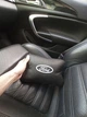 Подушка подголовник аксессуар с логотипом автомобиля Ford кожаная в машину для путешествий для водителя подаро натуральная кожа Delta Plus черная - изображение 3