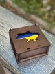 Флаг Украины 140х90см в сувенирной деревянной коробочке-шкатулке з вырезом карты нашей страны - изображение 2