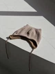 Шапка с ушками кошка D.Hats с узором бежевого цвета теплая универсальная - изображение 3