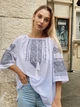 Літня жіноча вишиванка біла "Елейн" з чорною і сірою вишивкою на легкому шифоні 12332-58 (3XL) - зображення 1
