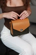 Сучасна та стильна шкіряна жіноча сумка кроссбоді Lamponi Chest one khaki/yellow - зображення 2