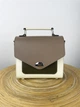 Сучасна та стильна шкіряна жіноча сумка кроссбоді Lamponi Chest one beige/ivory/khaki - зображення 7