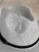 Шерстяная шляпа Федора с ремешком, пирсингом, цепочкой WOOL SIA серая - изображение 3