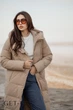 Женское длинное зимнее пальто TOWMY XXL бежевое 639382 - изображение 9