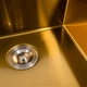 Кухонна мийка Platinum Handmade PVD золото 50*50/220 3,0/1,5 мм корзина та дозатор в комплекті - зображення 4