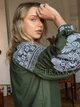 Женская вышитая блуза вышиванка хаки "Лаки" с белыми птицами на зеленом домотканом полотне 12405-46 (М) - изображение 4