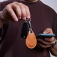 Шкіряний чохол-брелок для AirTag INCARNE Key Tag Коньяк - зображення 4