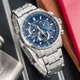 Модель наручного годинника CITIZEN CB5880-54L доступна в синьому та сріблястому кольорах. - зображення 1