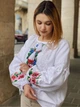 Жіноча вишиванка квіткова біла "Марта" святкова блуза вишита з мереживом на домотканому полотні 11945-58 (3XL) - зображення 4