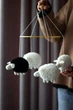 Детский мобиль на кроватку для младенцев ручной работы WooolyWool «Барашки» - изображение 4