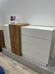 Комод Cube 2D4S/160 2-дверний з 4 шухлядами Білий/дуб золотий крафт - зображення 7