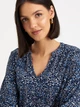 Bluzka damska z dekoltem v Greenpoint TOP704W22MDW01 44 Niebieska (5903245344241) - obraz 5