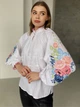 Офисная женская вышиванка белая цветочная с розами "Корделия" вышитая блуза на льняной ткани с хлопковым кружевом 12562-52 (XL) - изображение 1