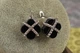 Серьги Xuping Jewelry клевер с камнями накрест с черной керамикой 1.3 см серебристые - изображение 1