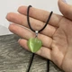 Натуральный камень Улексит зеленый кошачий глаз Кулон в форме сердечка на шнурке экошелк черный упакован в коробочку (16073) - изображение 4