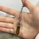 Кулон с натуральным камнем Тигровый глаз коричневый в форме кристалла шестигранника на брелоке для ключей сталь в сувенирной коробочке (11538) - изображение 3