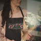 Фартух чорний кухонний із принтом для флориста Florist Флорист Білий напис Рамка з квітів ФА000741 Кавун 68 см - зображення 2