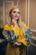 Жіноча вишита сукня з трояндами M синьо-жовта (5) - изображение 2
