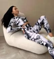 Спортивный женский костюм Marble тай-дай с пуш-ап для фитнеса (рашгард + леггинсы) Бесшовный Мраморный XS-S Бело-черный (XX01S) - изображение 10