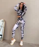 Спортивный женский костюм Marble тай-дай с пуш-ап для фитнеса (рашгард + леггинсы) Бесшовный Мраморный XS-S Бело-черный (XX01S) - изображение 7
