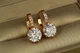 Сережки Xuping Jewelry з великим білим каменем і круглою застібкою 2 см золотисті - зображення 1