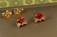 Сережки гвоздики Xuping Jewelry серце з бантиком із червоним каменем 7 мм золотисті - зображення 2