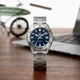 Годинник наручний ORIENT RA-AC0Q02L10B поєднує в собі блакитний та сріблястий кольори. - зображення 7