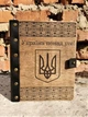 Блокнот - органайзер в дерев'яній обкладинці зі шкірою "Герб України" А5 100 аркушів Коричневий - зображення 1