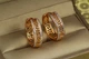 Серьги Xuping Jewelry с греческим узором бортики из камешков 2,2 см золотистые - изображение 1