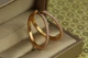 Серьги кольца Xuping Jewelry дорожка із камешков 3 см золотистые - изображение 1