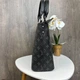 Якісна жіноча сумка стиль Луї Вітон з брелоком віночком коричнева Store Чорний, Нове, Молния, Пресована, М'яка, Наплічна/Срібна, Дві, 270.0, 115.0, Квадратна, 1200.0, Да, Класичний, Геометричний візерунок, Екошкіра, Пакетик, 320.0, Великий, Екошкіра, Да - зображення 2