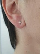 Серебряная моносерьга-пуссета Крестик. 9132575/1Р - изображение 1